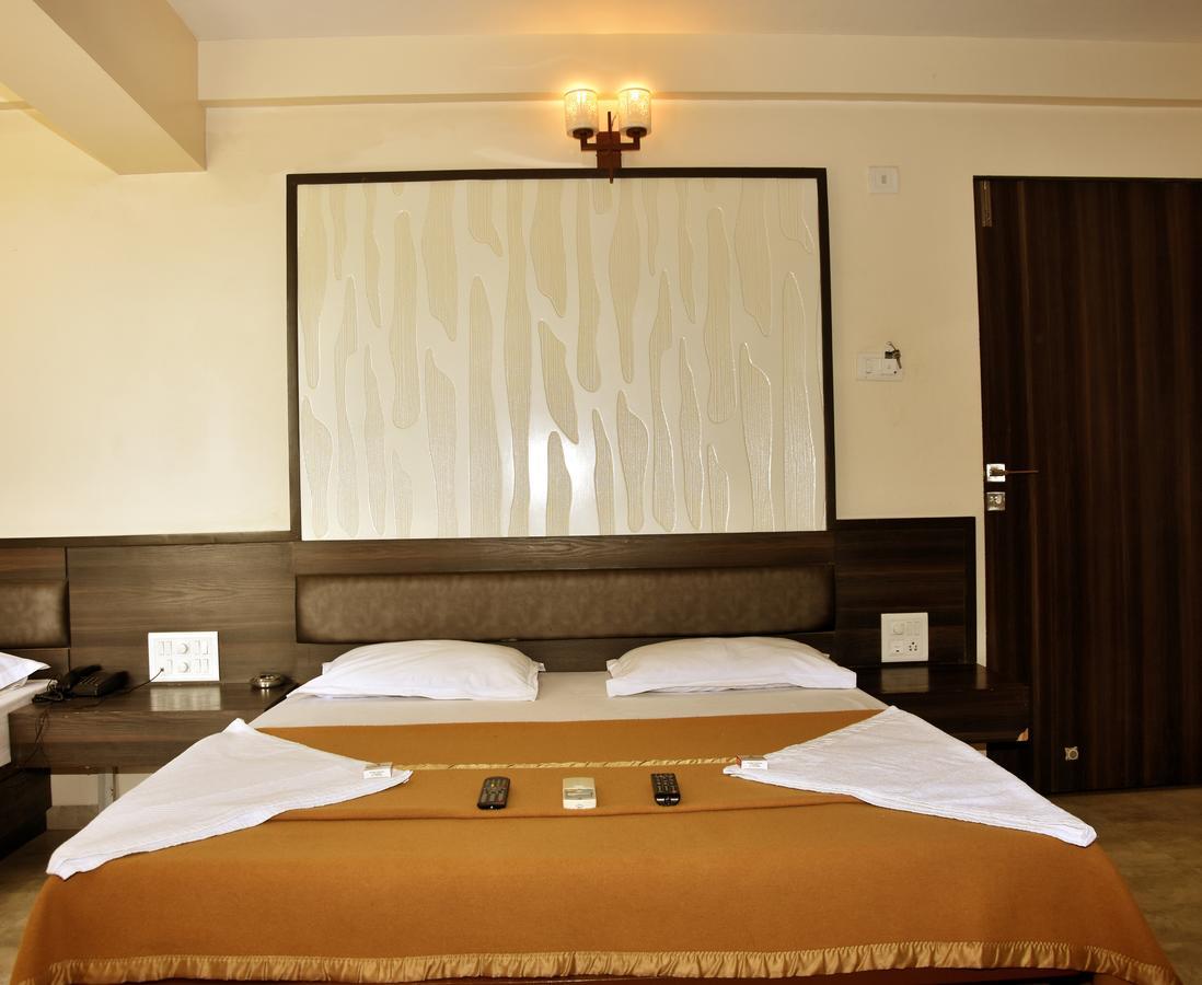 Hotel Sai Suraj Park Sirdi Kültér fotó