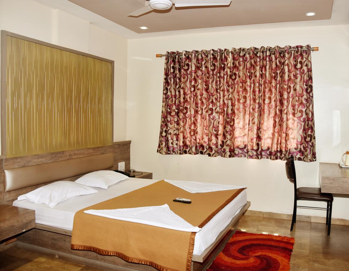 Hotel Sai Suraj Park Sirdi Kültér fotó